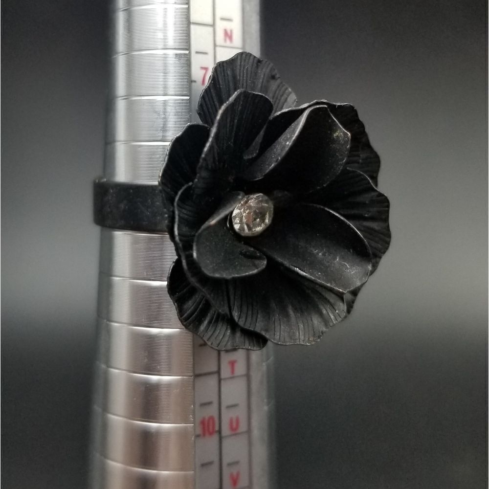 Cryptic black rose ring size 8. R128